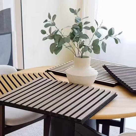 Los modernos paneles de pared con listones de madera realzan los espacios de comedor y sala de estar